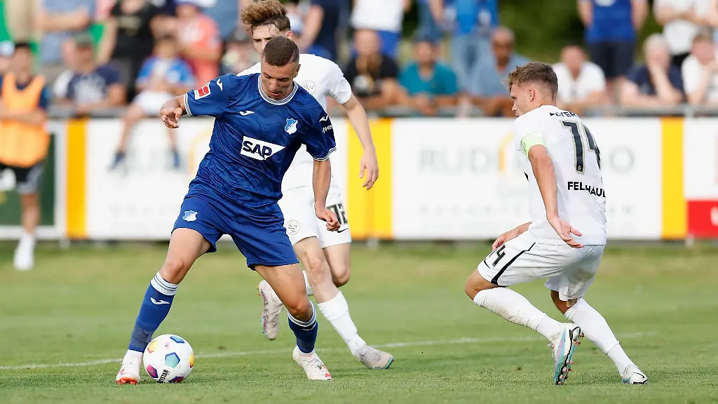 Fisnik-Asllani-l-von-Hoffenheim-und-Robin-Fellhauer-r-von-Elversberg-in-Aktion