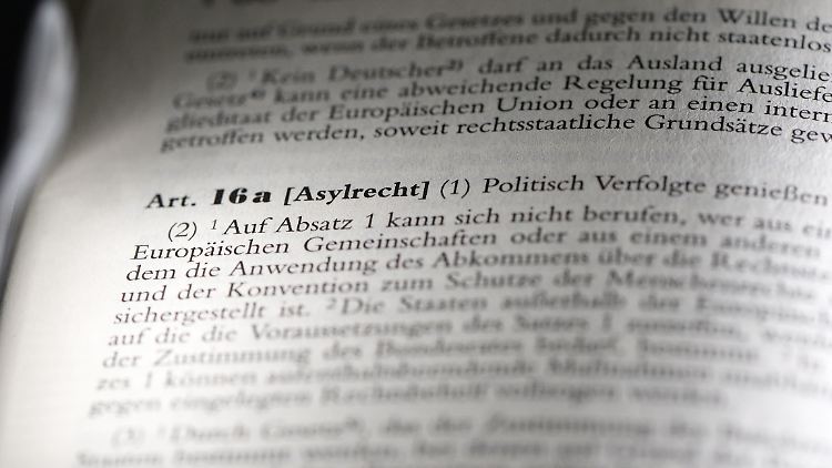Asyl nach Artikel 16a Grundgesetz erhält fast niemand zugesprochen, denn das ist bei Einreise aus einem sicheren Nachbarland nahezu ausgeschlossen.