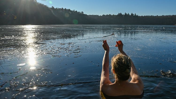 Wer Eisbaden möchte, sollte sich vorher darauf vorbereiten.