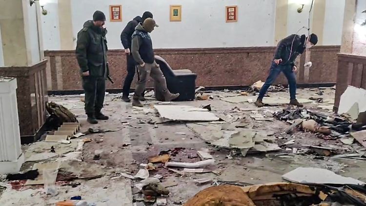 Der Eingangsbereich des Wohnhauses in Moskau ist nach der Explosion verwüstet.