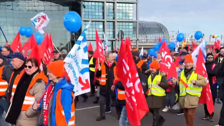In Berlin wehrten sich EVG-Mitglieder gegen die Pläne von "fachfremden Opportunisten", wie Gewerkschaftsboss Burkert die Union nennt.