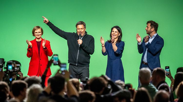 Auf Wahlkampfveranstaltungen werden wegen des gestiegenen Interesses bereits größere Hallen gebucht, heißt es von der Partei.