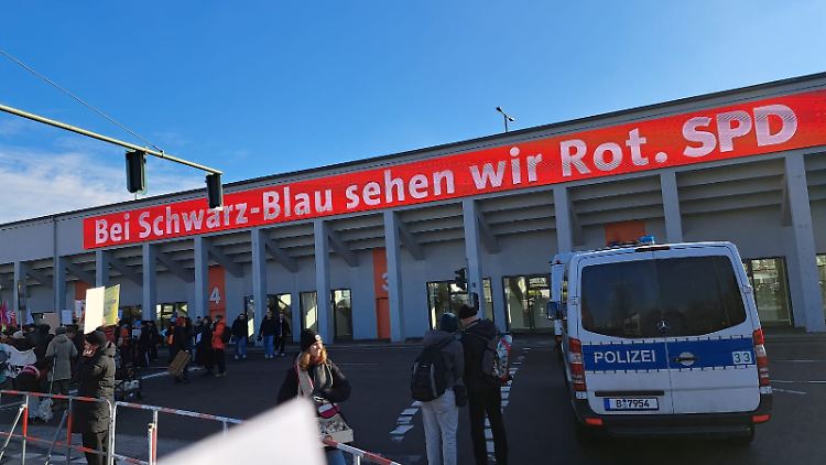 Die SPD macht vor der Halle Wahlkampf mit elektonischen Spruchbändern. Carsten Linnemann wirft den Sozialdemokraten vor, es sei sei ihnen "nie um die Sache" gegangen, sondern allein um den Wahlkampf.