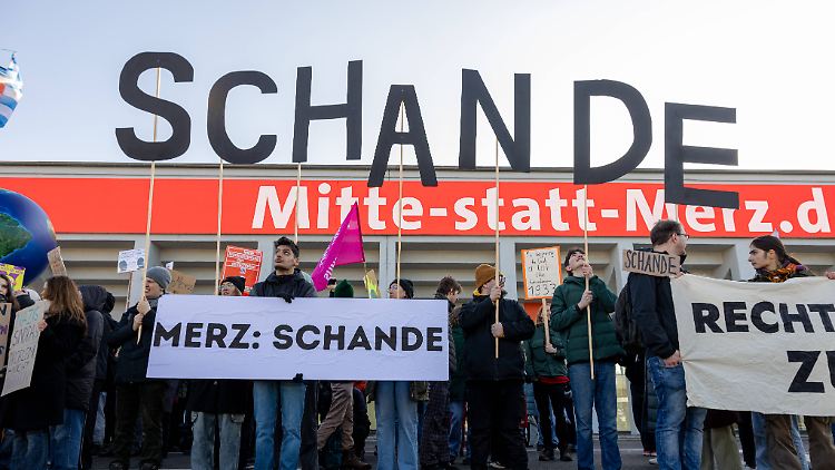 Vor der Parteitagshalle im Berliner Westen protestieren ein paar Demonstranten. Dahinter ein Spruchband der SPD.