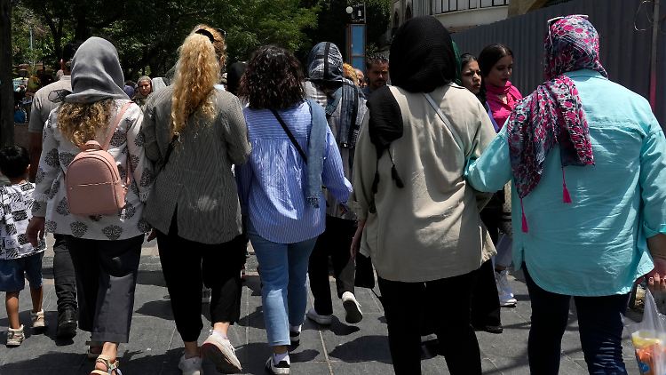 Iranische Frauen, von denen einige kein Kopftuch tragen, spazieren über den alten Hauptbasar von Teheran. 