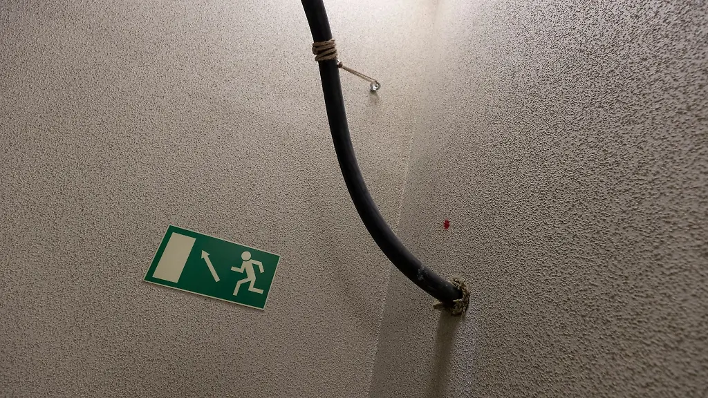 Ein-Kabel-verschwindet-in-einem-Treppenhaus-des-Hauptbahnhofs-in-der-Wand