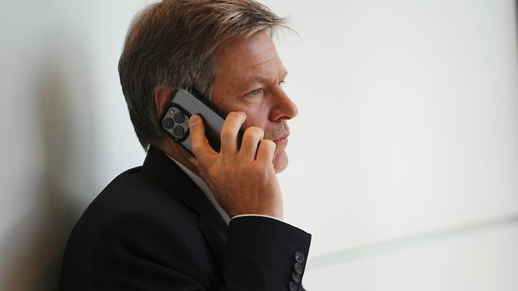 Habeck will nichtdeutsche Gefährder und Schwerkriminelle konsequent abschieben lassen.