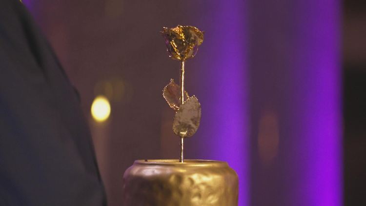 Das Objekt der Begierde: die goldene Rose.