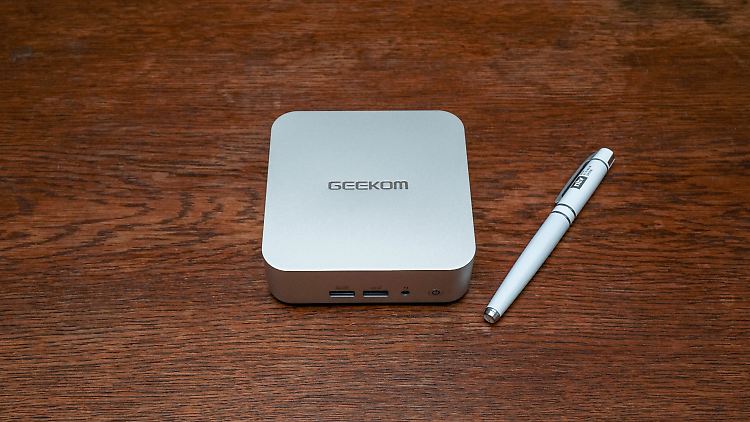 Im Vergleich mit einem Kugelschreiber sieht man, wie kompakt der Mini-PC ist.