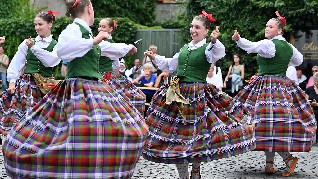 Die-Tanzgruppe-Asni-aus-Lettland-tritt-auf-zum-Beginn-der-58-Europeade-Europaeisches-Volksfest-in-der-Gothaer-Altstadt