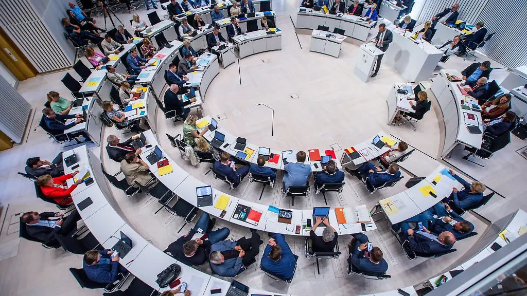 Der-Landtag-kommt-zu-einer-Sitzung-zusammen