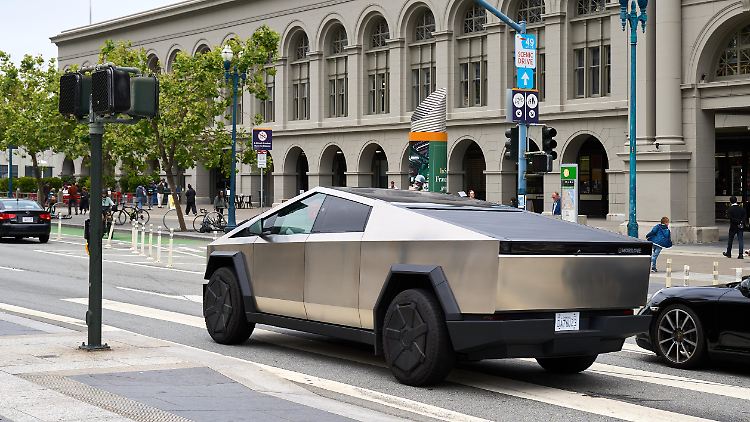 Ein Cybertruck fährt durch San Francisco.