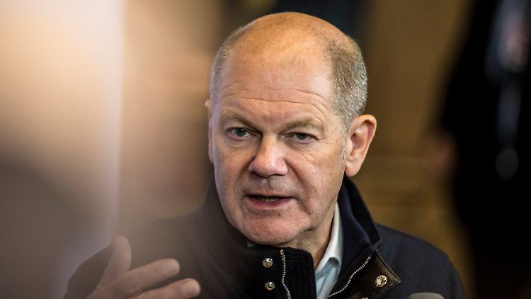 Scholz nennt es "sehr selbstbezogen", Ressourcen eines Landes im Gegenzug für Hilfen zu nutzen. Tatsächlich hatte Kiew, das dringend militärische Unterstützung braucht, das angeboten.