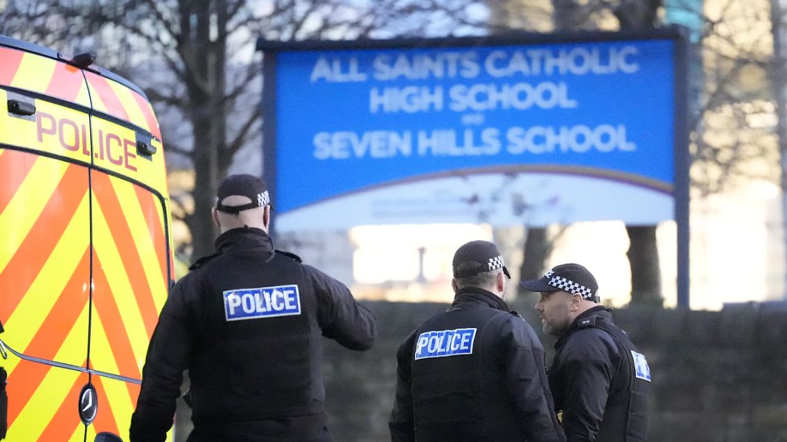 Polizisten sichern den Tatort an der All Saints Catholic High School in Sheffield.