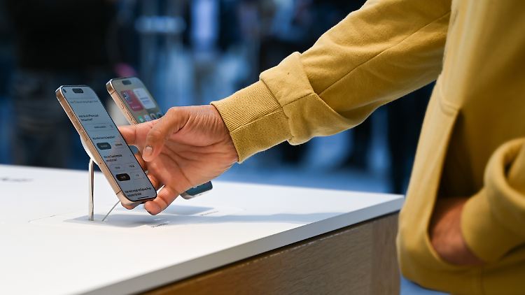 Apple hatte zuvor kontrolliert, welche Apps auf das Smartphone heruntergeladen werden können.