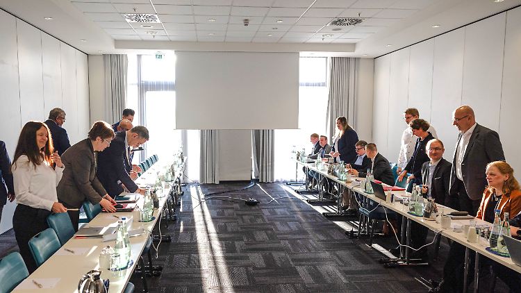 Seit dem Morgen verhandeln Teams der Deutschen Bahn und der EVG in Berlin.