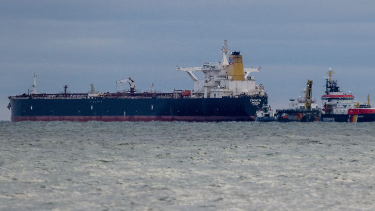Soll zur russischen Schattenflotte gehören: Der im Januar vor Rügen havarierte Tanker "Eventin".