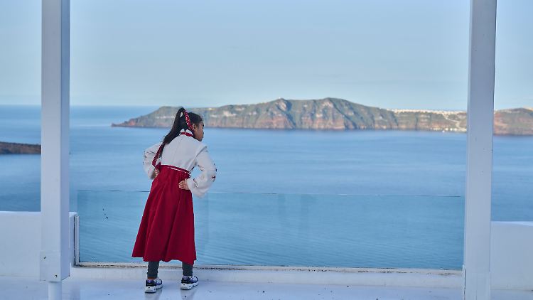 Blick von einer Caldera bei Firostefani auf Santorini auf die Insel Therasia, während die Behörden Notfallmaßnahmen als Reaktion auf intensive seismische Aktivitäten auf Santorini ergreifen.