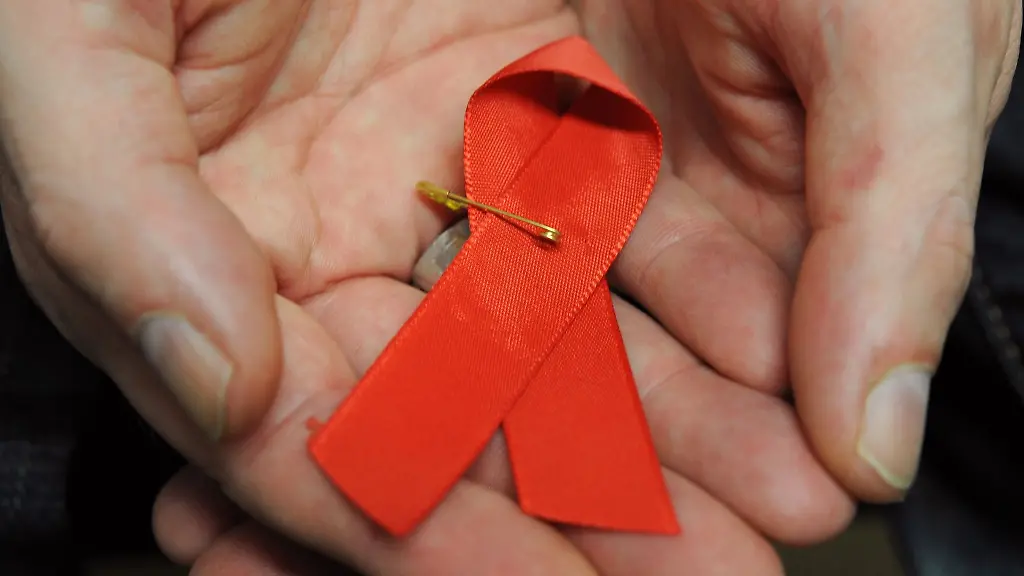 Ein-mit-dem-HI-Virus-infizierter-Mann-mit-einer-roten-Schleife-als-Symbol-der-Solidaritaet-mit-HIV-Positiven-und-Aids-Kranken