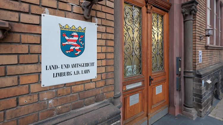 Aufgrund des Alters des Angeklagten fand der Prozess unter Ausschluss der Öffentlichkeit statt.
