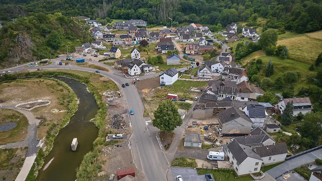 Zwei-Jahre-nach-der-Flutkatastrophe-an-der-Ahr-wurden-zahlreiche-Haeuser-abgerissen