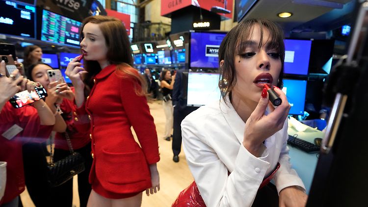 Die Promis Kim Petras und Danna Paola werben in der New York Stock Exchange für Estée Lauder.