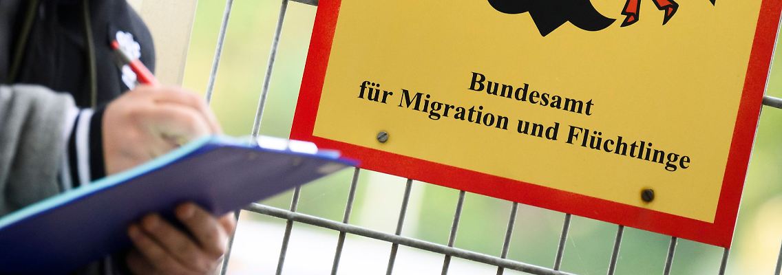 Das Bundesamt für Migration und Flüchtlinge (Bamf) untersteht dem Bundesinnenministerium. Die Mitarbeiter der Behörde entscheiden über Asylanträge. (Archivbild)