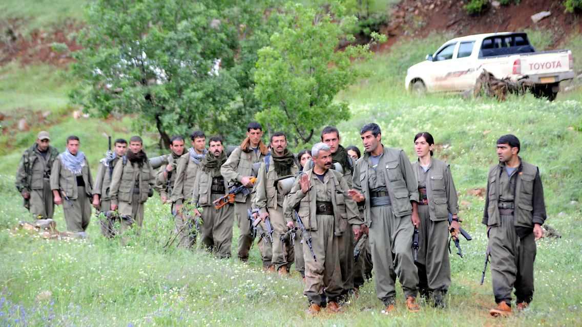 Eine Grupp von PKK-Kämpfern und -Kämpferinnen.