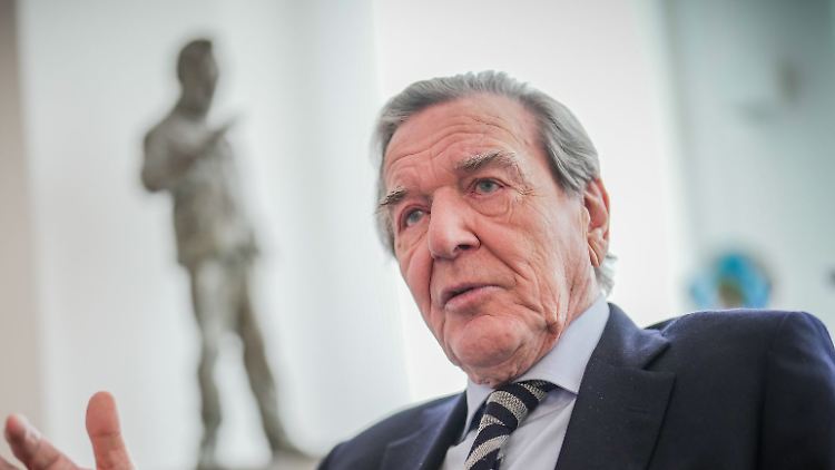 "Aus gesundheitlichen Gründen" verzichtet Gerhard Schröder auf eine Klage vor dem Bundesverfassungsgericht.