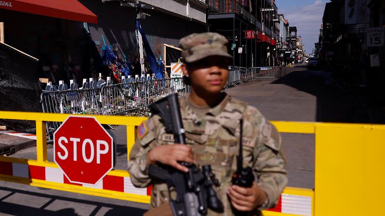 Bewaffnete Polizeibeamte versperren den Eingang zur Bourbon Street für den Autoverkehr einen Monat nach dem Terroranschlag in New Orleans.