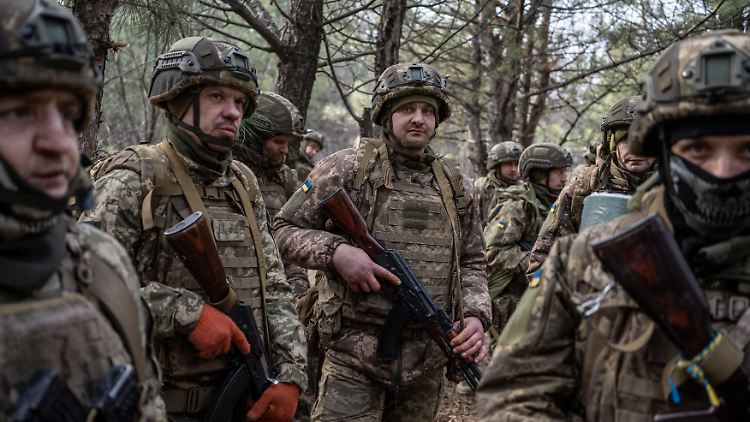 Ukrainische Soldaten eines Sturmbataillons während einer Trainingseinheit.