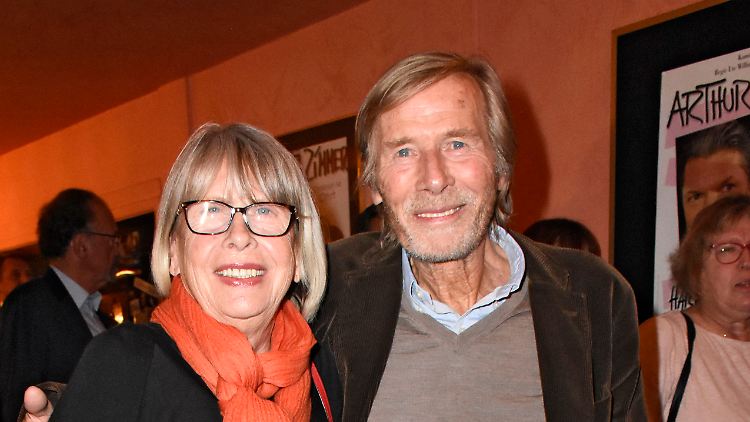 Janson mit Ehefrau Helgardt Hella Ruthardt bei der Premiere eines Theaterstücks 2018.