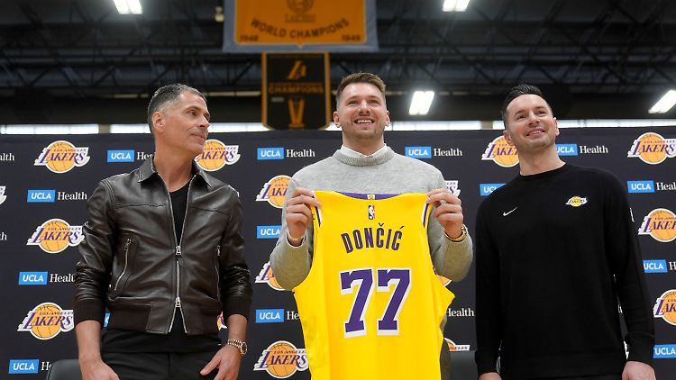 Rob Pelinka (links), General Manager der Los Angeles Lakers, Luka Dončić und Cheftrainer JJ Redick.