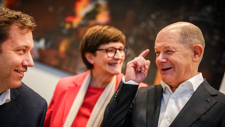 Die SPD-Vorsitzenden Lars Klingbeil und Saskia Esken auf einer SPD-Fraktionssitzung mit Olaf Scholz. 
