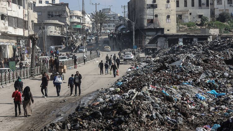 In Gaza-Stadt türmen sich Müll und Schuttberge. 
