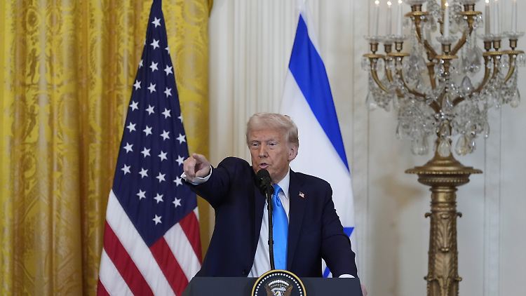 Trump bat die Frau nicht, die Frage zu wiederholen, sondern wünschte ihr Lebewohl. 