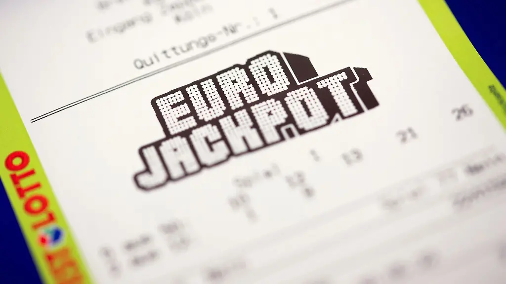 Ein-ausgedrucktes-Eurojackpot-Los-liegt-in-einer-Lotto-Annahmestelle