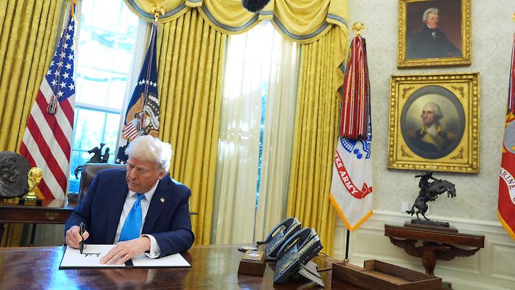 Wenige Stunden nach seinem Amtseintritt unterzeichnet Trump die erste Verordnung.