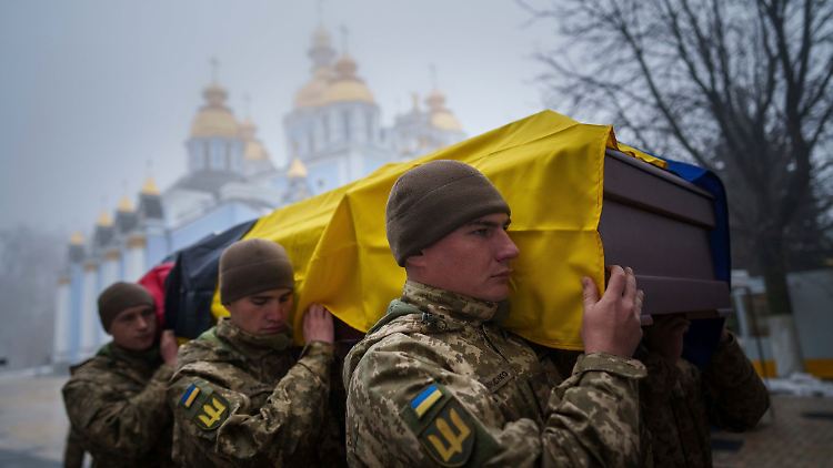 Beerdigungen von Soldaten sind in der Ukraine an der Tagesordnung. (Archivbild)
