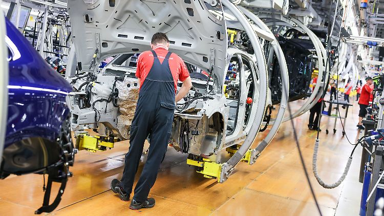 "Die Autoindustrie steckt in der Krise fest", meinte Ifo-Branchenexpertin Anita Wölfl.
