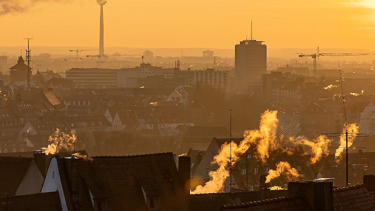 Rauchschwaden über Nürnberg: Im Winter ist die Luftqualität in Deutschland besonders schlecht. Das liegt am Wetter und am Verhalten der Menschen. 
