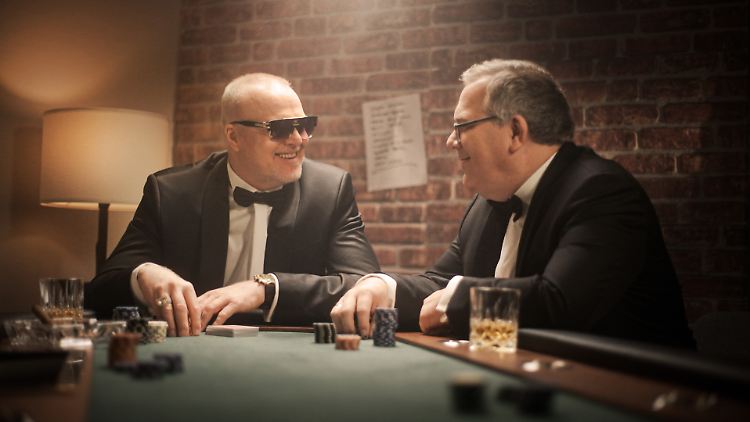 Setzen wieder ihr allerbestes Pokerface auf: Stefan Raab (l.) und Elton.