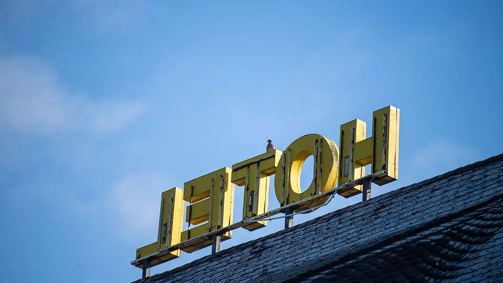 Eine-Taube-sitzt-auf-dem-Dach-eines-Hotels