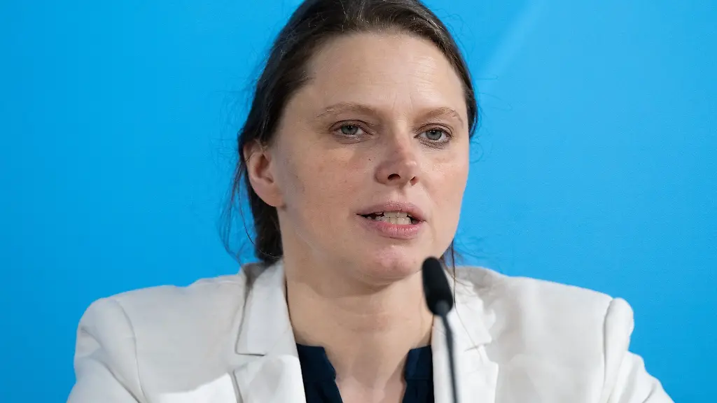 Melanie-Leonhard-SPD-Wirtschaftsenatorin-von-Hamburg-bei-einer-Pressekonferenz