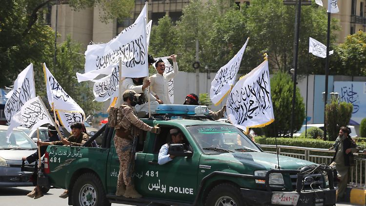 Fünf Monate nach Gründung des Radios am Weltfrauentag 2021 übernahmen die Taliban die Herrschaft in Afghanistan.