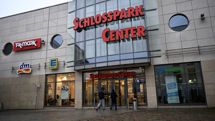 Ein Seiteneingang des Einkaufszentrums Schlossparkcenter in Schwerin.  