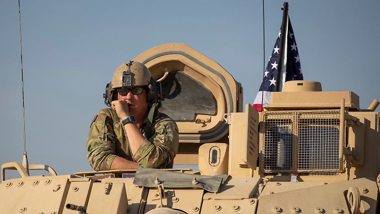 Ein US-Soldat lugt 2019 auf einer US-amerikanischen Militärbasis in Syrien aus einem Kampffahrzeug.