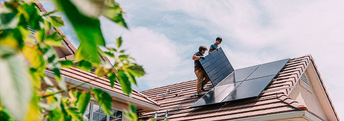Eine Photovoltaik-Anlage entlastet die Umwelt und kann sich auch positiv auf den Geldbeutel auswirken – vorausgesetzt, es ist das passende Modell.