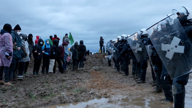 In Lützerath standen sich Demonstranten und Polizisten gegenüber.