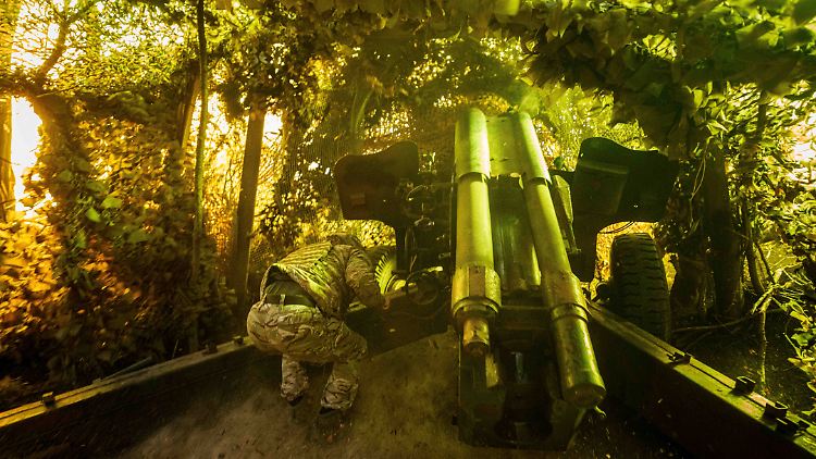 Die Kämpfe gehen weiter. Ein ukrainischer Soldat feuert mit einer D-20 Artilleriekanone auf russische Stellungen an der Frontlinie in Richtung Pokrowsk.